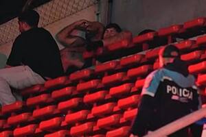 Jean Abreu, en un rincón de la tribuna visitante luego de ser golpeado por la barra de Independiente