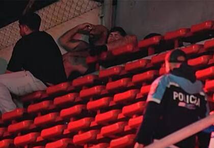 Jean Abreu, en un rincón de la tribuna visitante luego de ser golpeado por la barra de Independiente