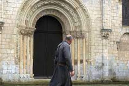 Jean Claude Romand, el mitómano que asesinó a toda su mujer, a sus hijos, sus padres y al perro de estos ahora vive recluido en la Abadía de Fontgombault, al abrigo del mundo exterior.