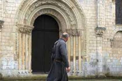 Jean Claude Romand, que decía ser un prestigioso médico, asesinó a su mujer, a sus hijos y a sus padres; ahora vive recluido en una abadía