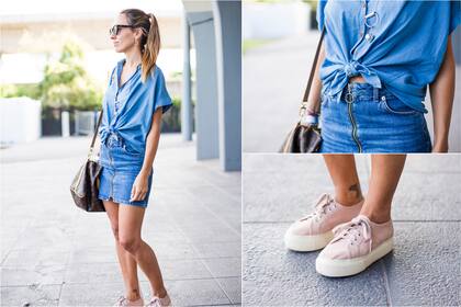 Jean con jean, accesorizado, con cartera de cuero y zapatillas siempre es una buena opción con onda para estar bajo el sol