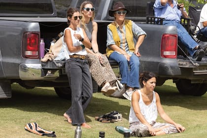 Jeans, camurça e animal print foram algumas das dicas de moda usadas pelos fãs que incluíram Barbara e Petit Saenz Rosa, Veronica Rueda e Paloma Allende (sentadas)