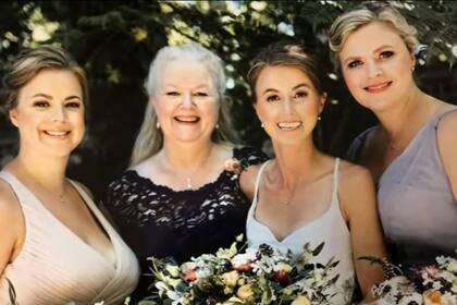 Jean Hilliard junto a sus tres hijas