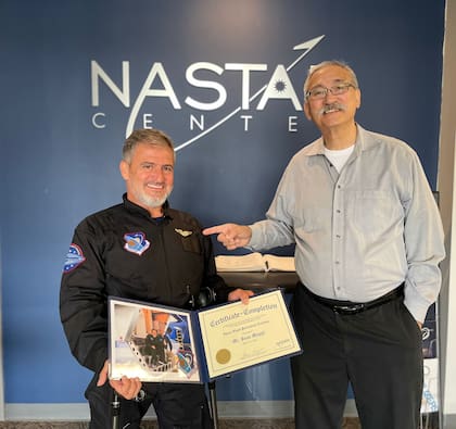 Jean Maggi con su diploma de astronauta comercial del Nasta Center