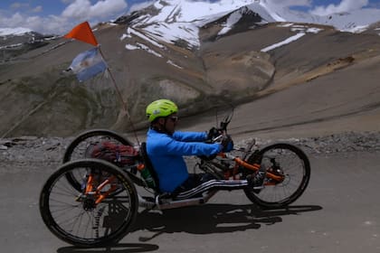 Jean Maggi subió a los 5600 metros del Himalaya con una bicicleta adaptada,