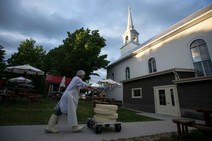 Jean Morin compró la iglesia local en Sainte-Élizabeth-de-Warwick por un dólar e invirtió 1,2 millones para renovarla y transformarla en la Fromagerie du Presbytère, una quesería. Desde entonces ya ganó el Gran Premio del Queso Canadiense