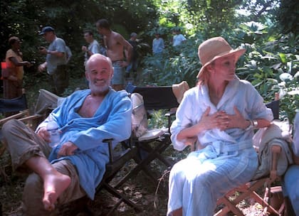 Jean Paul Belmondo, en el plató de la película de ciencia ficción "La Estrella fugaz" acompañado de su esposa Natali Cardives, en Cienfuegos, Cuba, el 21 de septiembre de 1999