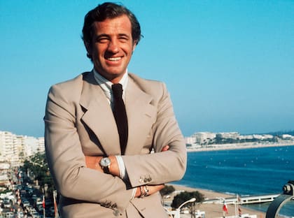 Jean-Paul Belmondo, una de las estrellas de la pantalla más grandes de Francia y un símbolo del cine New Wave de la década de 1960, sonríe durante el Festival de Cine de Cannes de 1974