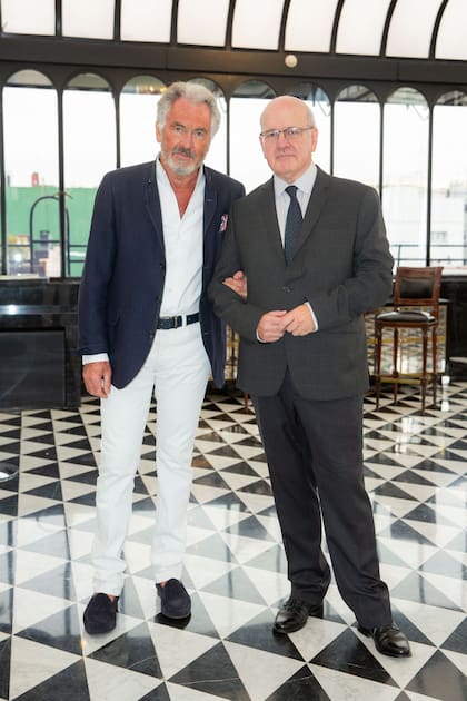 Jean-Paul Enthoven le agradeció al periodista Pablo Sirvén que presentara su libro en Argentina. Se trata de una versión traducida por Editorial Planeta.