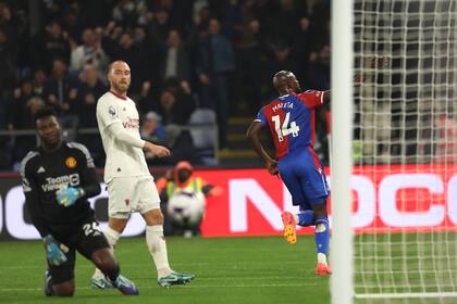 Jean-Philippe Mateta festeja un gol suyo con la camiseta de Crystal Palace y ante Manchester United, por la Premier League