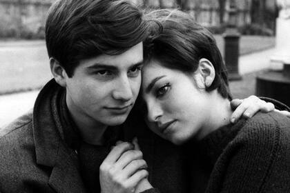 Jean Pierre Léaud y Marie-France Pisier en el episodio "Antoine y Colette", del film colectivo El amor a los veinte años (1962)