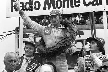 Jean-Pierre Jabouille es flanqueado por Gilles Villeneuve y René Arnoux en el podio del Gran Premio de Francia de 1979, en Dijon-Prenois; aquel día, el ganador les dio el primer éxito a los motores turbo de Renault.