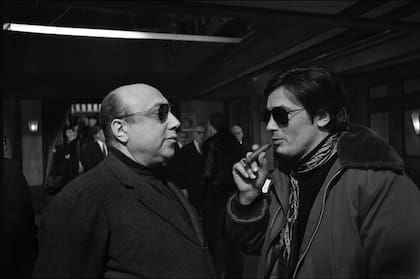 Jean-Pierre Melville y Alain Delon en  un alto del rodaje de la película