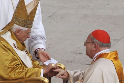 El cardenal Jean-Pierre Ricard recibe el anillo cardenalicio del Papa Benedicto XVI en la Plaza de San Pedro, el 25 de marzo de 2006 