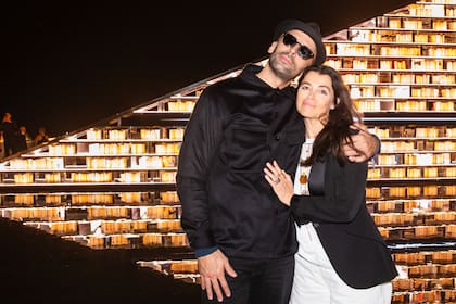 Jean René, un artista callejero francés conocido como JR o "fotógrafo clandestino", junto a la creadora de la instalación Library of Us, la británica Es Devlin