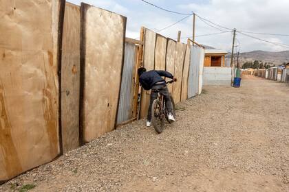 Jean Stivens, un migrante haitiano, en un campamento en Lampa, Chile.  (Cristobal Olivares/The New York Times)