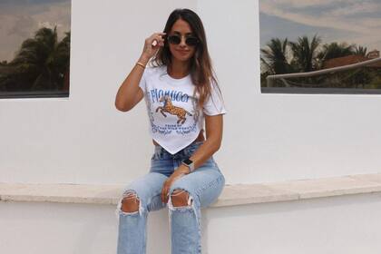 Jean y remera estampada, el look canchero de Anto Roccuzzo