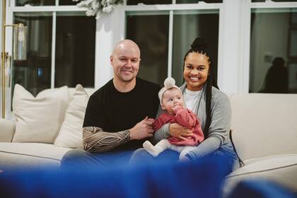 Jeanel y Mike Little, con su hija, Ruby, en su casa en Charlottesville, Virginia, el 17 de diciembre de 2020