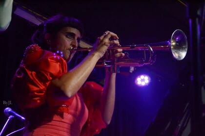 Jeanette Nenezian en un show de la banda Tu Vieja