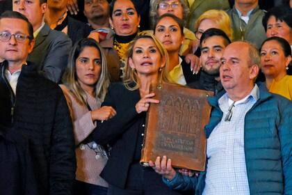 Jeanine Añez fue la designada en la línea sucesoria tras la renuncia del resto de los funcionarios