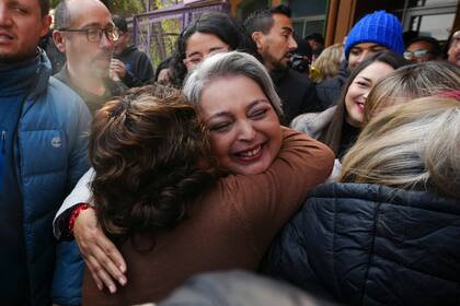 Jeannette Jara, candidata del Partido Comunista, abraza a una simpatizante antes de votar en las elecciones primarias organizadas por la coalición Unidos por Chile, con el fin de elegir al candidato del partido gobernate para las próximas elecciones presidenciales, el domingo 29 de junio de 2025, en Santiago, Chile