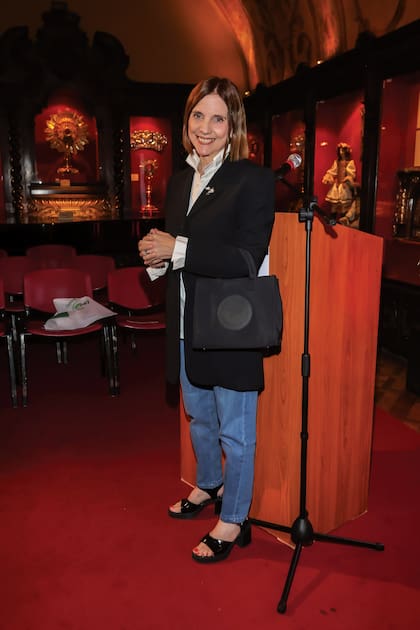 Jeans, camisa clásica y blazer para Silvina Chediek