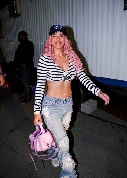 Jeans rotos, top rayado y gorrita deportiva fueron los elegidos de la cantante colombiana una vez que se bajó del escenario de los MTV VMA's