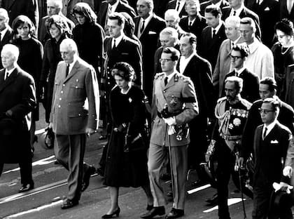 Jefes de Estado de distintos países despiden al presidente John F. Kennedy en su funeral, en Washington D.C, el 25 de noviembre de 1963. En primera fila desde la derecha, Heinrich Luebke (presidente de Alemania Occidental), Charles de Gaulle (de Francia), Reina Federica (de Grecia), el rey Balduino (de Bélgica), emperador de Haile Selassie (de Etiopía), Diosdado Macapagal (de Filipinas) y Chung Hee Park (presidente de Corea). Photo by Harry Naltchayan / The Washington Post via Getty Images
