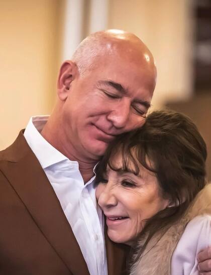 Jeff Bezos abraza a su mamá, Jacklyn Gise; el magnate decidió mudarse a Miami para estar cerca de sus padres