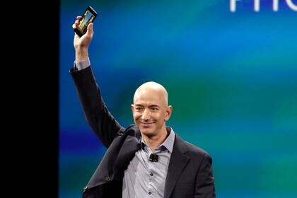 Jeff Bezos muestra el teléfono durante la presentación