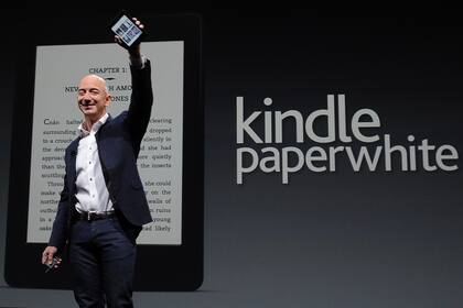 Jeff Bezos, CEO de Amazon, junto al nuevo equipo