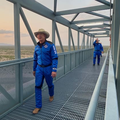 Jeff Bezos, con sombrero de cowboy, a punto de abordar el primer vuelo tripulado de Blue Origin