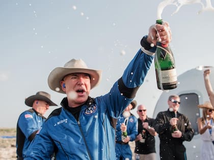 Jeff Bezos, de regreso en la Tierra, tras el primer vuelo tripulado de Blue Origin