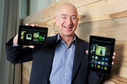 Jeff Bezos, fundador de Amazon, con sus tabletas Kindle Fire