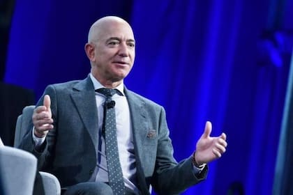 Jeff Bezos, fundador de Amazon, también utiliza largos intervalos de silencio al inicio de las reuniones, explica Justin Bariso