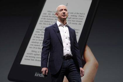 Jeff Bezos, fundador y CEO de Amazon, durante una  presentación de la línea de dispositivos móviles Kindle