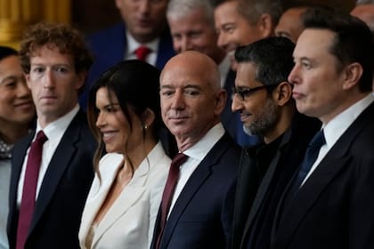 Jeff Bezos, junto a otros magnates, en la asunción de Trump