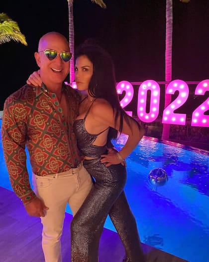 Jeff Bezos junto a su novia, la periodista Lauren Sánchez