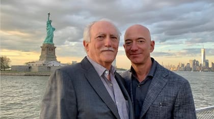 Jeff Bezos, junto a su padre adoptivo, Miguel Ángel Bezos