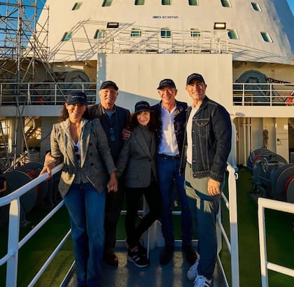 Jeff Bezos junto a sus padres, Miguel Ángel y Jacklyn, y sus hermanos Christina y Mark