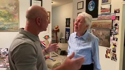 Jeff Bezos junto a una mujer de 82 años que lo acompañará al espacio