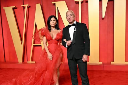Jeff Bezos posa junto a su novia Lauren Sanchez en la alfombra roja de Vanity Fair