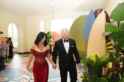 Jeff Bezos y Lauren Sánchez llegan a una cena de estado en la Casa Blanca en honor al primer ministro japonés Fumio Kishida el miércoles 10 de abril de 2024.