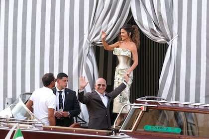Jeff Bezos y Lauren Sánchez salen de un hotel para su recepción previa a su boda, en Venecia, el jueves 26 de junio