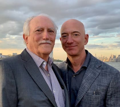 Jeff Bezos y su padre Miguel Bezos