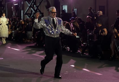 Jeff Goldblum caminó la pasarela ubicada en los estudios Paramount en Hollywood con una chaqueta de Gucci