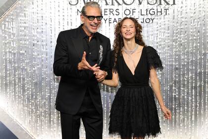 Jeff Goldblum y Emilie Livingston celebraron los 130 años de Swarovski en esta muestra que expone vestuarios de películas y escenarios de todas las épocas. Mientras que él optó por un sobrio traje negro que realzó con un extravagante broche de la firma, ella apostó por un vestido corto con falda y mangas a juego