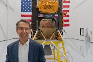 Jeff Koons con sus obras antes de enviarlas a la Luna