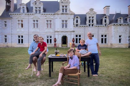 Jeff, los chicos y Oscar (de pie), y de fondo el Chateau de Belebat.