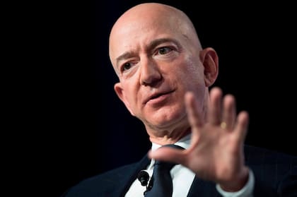 El estadounidense Jeff Bezos mantiene su lugar como la persona más rica del mundo